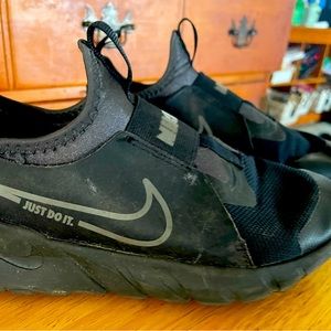 Youth black Nike Flex Runner 2 barely worn
